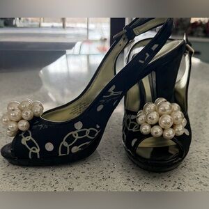 Stunning AK Ann Klein sling back heels with pearls. Size 7.5